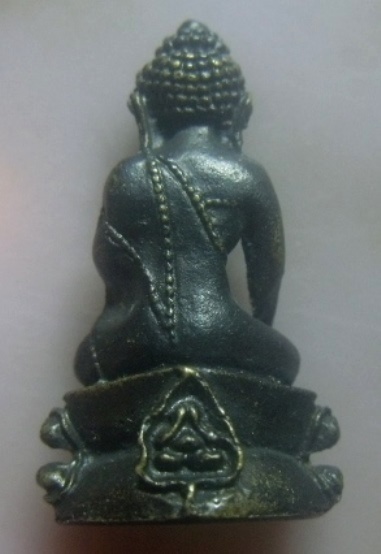 **เบา​ๆ​**พระกริ่งหลังพระปิดตา เนื้อโลหะผสม เก่าๆ ไม่ทราบที่**สวยๆ เชิญชมครับ