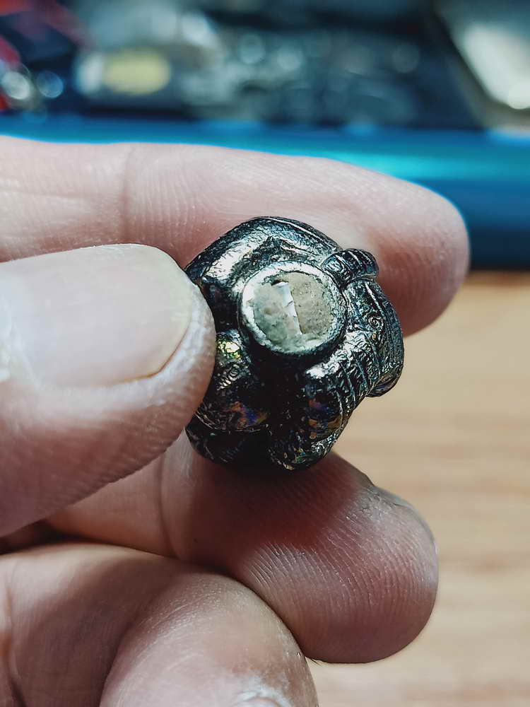 4-160 ลูกอมเสือ 168 หลวงปู่แสน วัดบ้านหนองจิก จ.ศรีสะเกษ 2561 ผิวรุ้ง ตะกรุดเงิน แถมยกลัง กล่องเดิม