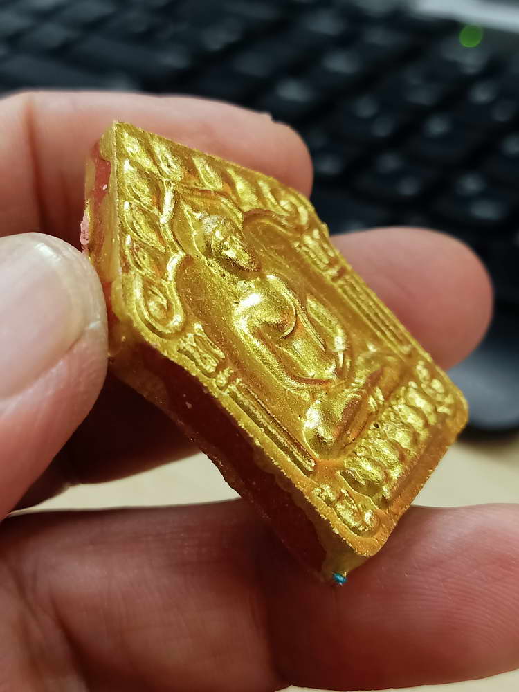 4-542 พระขุนแผนผงพรายกุมารพิมพ์ใหญ่ หลวงพ่อคูณ วัดบ้านไร่ 2557 ทาทอง ตะกรุด 2 ดอก กล่องเดิม