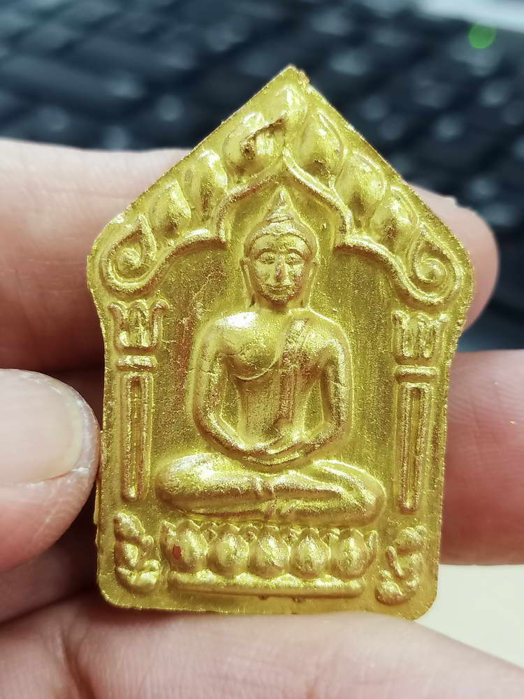 4-543 พระขุนแผนผงพรายกุมารพิมพ์ใหญ่ หลวงพ่อคูณ วัดบ้านไร่ 2557 ทาทอง ตะกรุด 2 ดอก กล่องเดิม