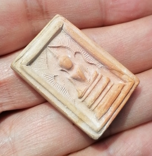 พระสมเด็จแหวกม่าน หลังเรียบ หลวงพ่อกวย วัดโฆสิตาราม จ.ชัยนาท​ เนื้อดิน ยุคต้น​ เคาะเดียว    