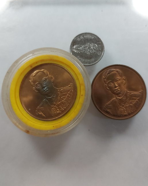 " เหรียญในหลวง ร.9 ที่ระลึกฉลองสิริราชสมบัติครบ 50 ปี กาญจนาภิเษก รัชกาลที่9 ปี 2539 ทีเดียว 2 เหรีย