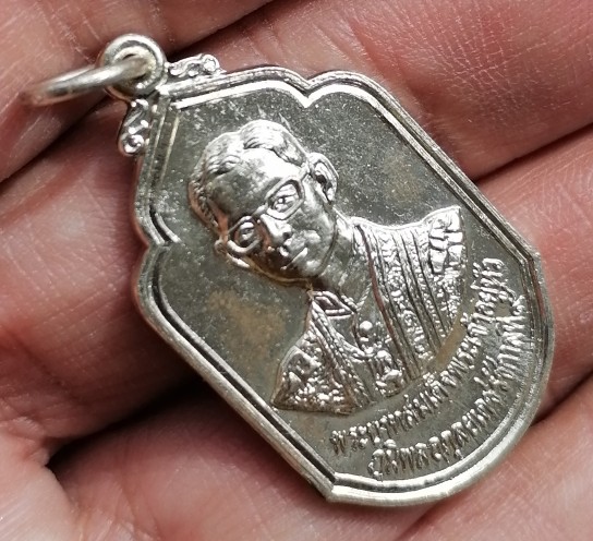 เหรียญในหลวง หลัง ภปร. เนื้ออาปาก้า ปี 2530 โครงการตามพระราชดำริสวนป่าสมุนไพร เคาะเดียว