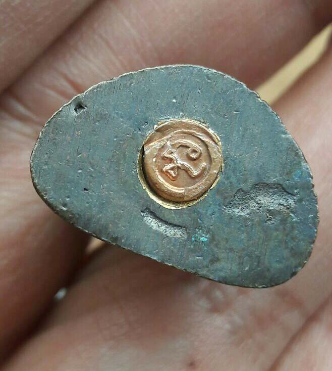 พระกริ่งหลวงปู่หงษ์ พรหมปัญโญ อายุ 94 ปี วัดเพชรบุรี จ.สุรินทร์ ปี 2555 เคาะเดียว(7)