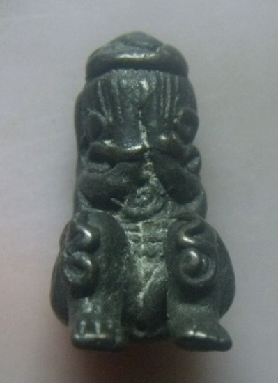 **เบา​ๆ​**พระปิดตาชันเข่า ยันต์ยุ่ง เนื้อสำริด เก่าๆ ไม่ทราบที่**เนื้อจัด สวยๆ เชิญชมครับ