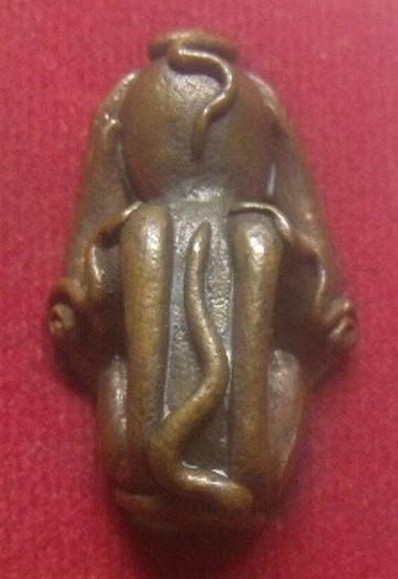 **เบาๆ**พระปิดตาเข่าสอด ๙๐๐ ปี วัดเขาอ้อ รุ่น๑ จ.พัทลุง เนื้อโลหะผสม ปี ๒๕๕๒**มีโค้ด กล่องเดิม สวยๆ