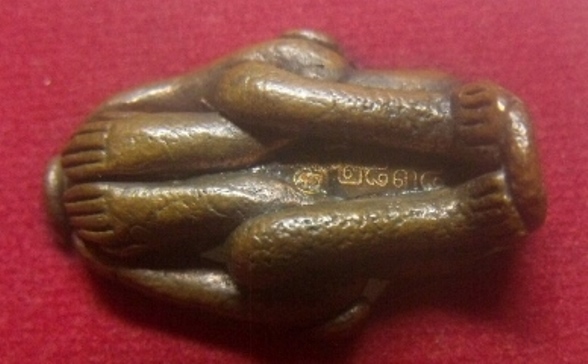 **เบาๆ**พระปิดตาเข่าสอด ๙๐๐ ปี วัดเขาอ้อ รุ่น๑ จ.พัทลุง เนื้อโลหะผสม ปี ๒๕๕๒**มีโค้ด กล่องเดิม สวยๆ