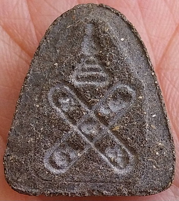 *ปิดตาแข้งตรง หลังยันต์กระบองไขว้ หลวงพ่อพูลทรัพย์ วัดอ่างศิลา เนื้อผงคลุกรัก*