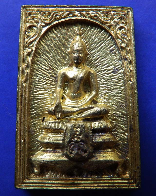 30.สมเด็จประทานพร หลังรูปเหมือนหลวงพ่อแพ วัดพิกุลทอง พ.ศ. 2534 เนื้อทองผสม พร้อมกล่องเดิม