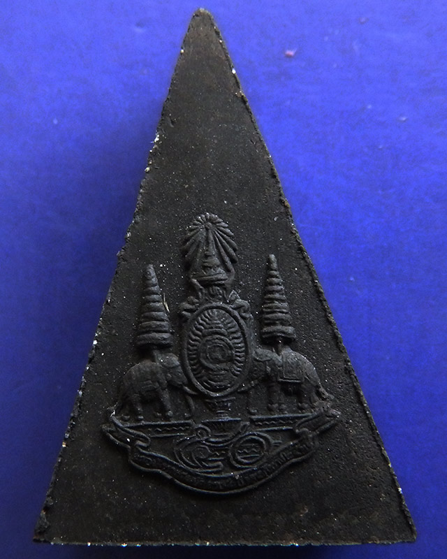 14.พระกำลังแผ่นดิน พิมพ์ใหญ่ มวลสารจิตรลดา (เนื้อดำ) ในหลวงครองราชครบ 50 พรรษา พ.ศ. 2539 พร้อมกล่อง