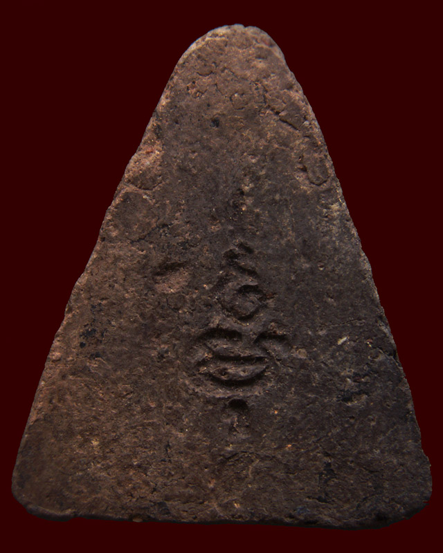 พระปางประทานพร หลวงปู่เฮี้ยง วัดป่า จ.ชลบุรี พิมพ์สามเหลี่ยมหลังยันต์มุ ยอดอุณาโลม พ.ศ. 2505 (2)