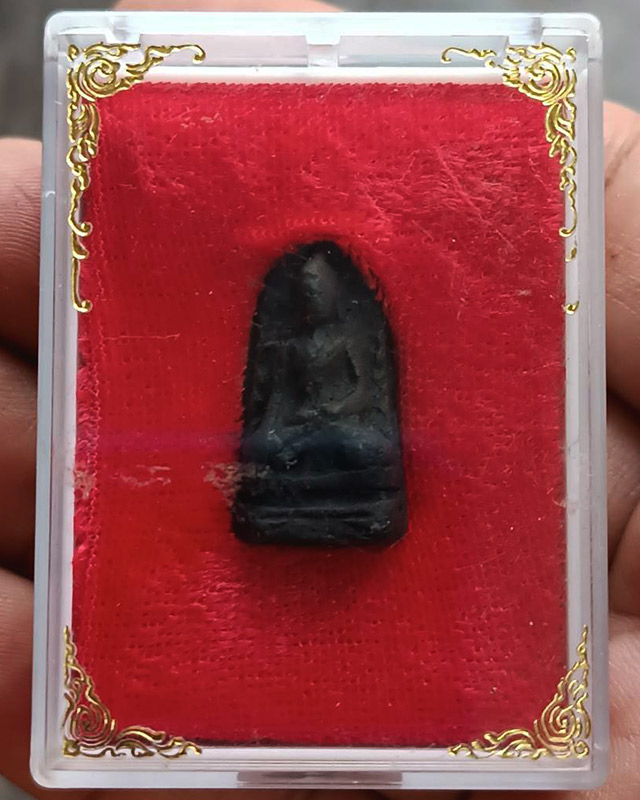 พระรอดเนื้อดินสีดำ พระบ้านเก่าเก็บหลายสิบปี สูง 2.5 ซ.ม. พร้อมกล่องเดิม พระแท้ไม่ทราบวัด