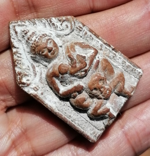 ขุนแผนขี่โหงพราย​ หลวงพ่อกวย​ วัดโฆษิตาราม​ เนื้อดิน​ ยุคต้น​ เคาะเดียว     