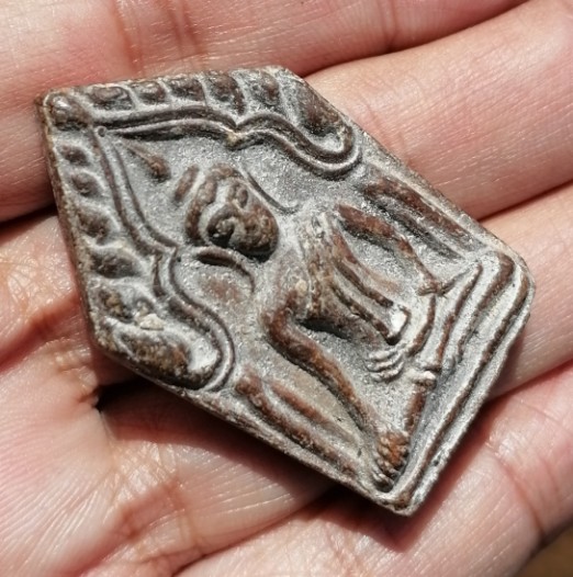 พระขุนแผนหลังแม่ธรณีบีบมวยผม​ หลวงพ่อกวย​ วัดโฆษิตาราม​ เนื้อดิน​ ยุคต้น​ เคาะเดียว    