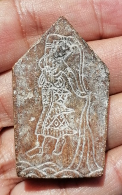 พระขุนแผนหลังแม่ธรณีบีบมวยผม​ หลวงพ่อกวย​ วัดโฆษิตาราม​ เนื้อดิน​ ยุคต้น​ เคาะเดียว    