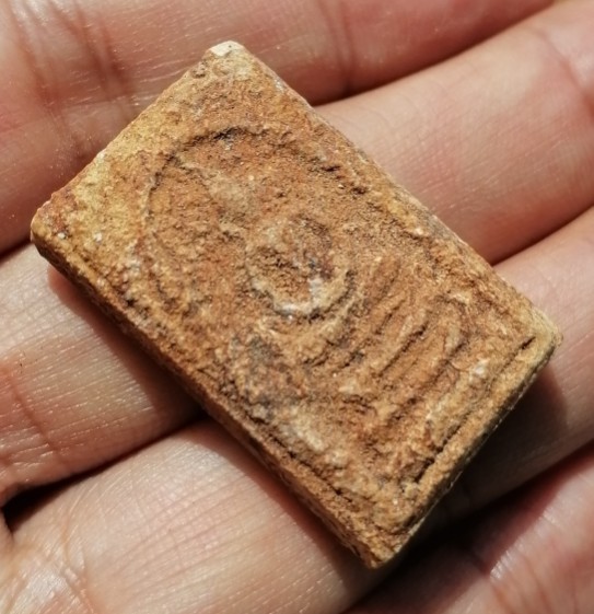 สมเด็จบางขุนพรหมแช่น้ำมนต์​ พิมพ์ฐานแซม วัดบางขุนพรหม​ พร้อมกล่องเดิม ปี 2547 เคาะเดียว