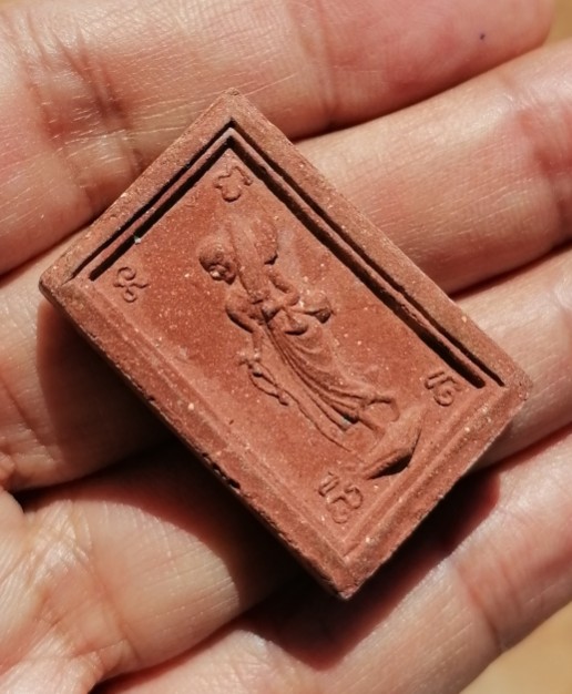 พระสมเด็จพิมพ์ใหญ่(เอวเล็ก)​ หลังพระสิวลี​ เนื้อเผง​ หลวงพ่อกวย​ วัดโฆษิตาราม​ ปี​ 2515 เคาะเดียว   