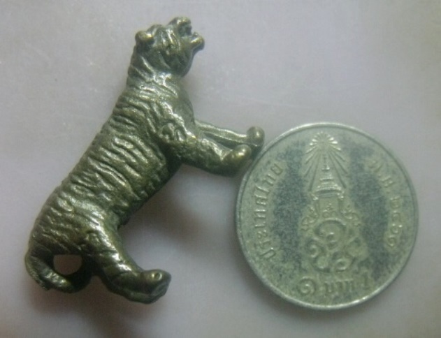 **เบา​ๆ​**เสือหล่อ ยันต์รอบ เนื้อโลหะผสม ไม่ทราบที่**ตอกโค้ด สวยๆ เชิญชมครับ