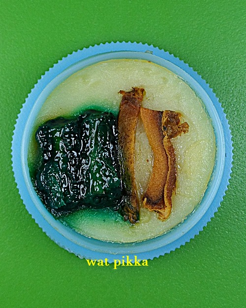 สีผึ้งเสน่ห์จันทร์สาว หลวงปู่สิงห์ วัดบ้านขี้เหล็ก ศรีสะเกษ .4215.*