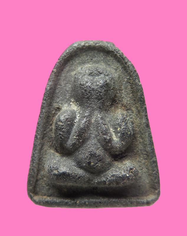 พระปิดตา เนื้อผงดำๆ