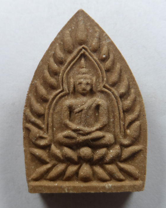 พระผงเจ้าสั่วหลังรูปเหมือน (รุ่นแรก) หลวงปู่เฮง ปภาโส วัดบ้านด่านช่อม จ.สุรินทร์ รุ่นเศรษฐีพันล้าน 