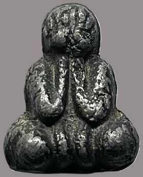 *พระปิดตาเข่าตุ่มสองหน้า พิมพ์จิ๋ว ชินตะกั่วจุ่มรักดำ หลวงพ่อเดิม วัดหนองโพ นครสวรรค์*