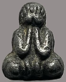 *พระปิดตาเข่าตุ่มสองหน้า พิมพ์จิ๋ว ชินตะกั่วจุ่มรักดำ หลวงพ่อเดิม วัดหนองโพ นครสวรรค์*