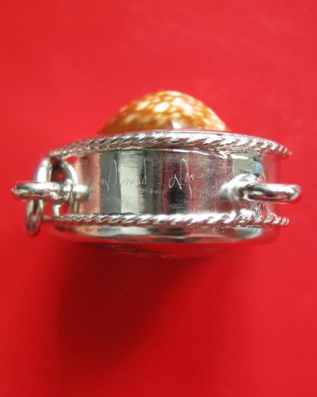 เบี้ยแก้ หุ้มเงินชุบทองคำขาว หลวงพ่อพระมหาสุรศักดิ์ วัดประดู่พระอารามหลวง สวยคะ