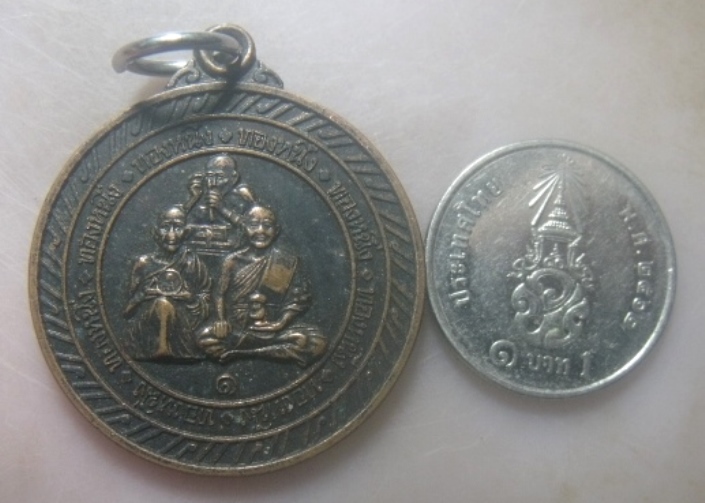 **เบาๆ**เหรียญไตรภาคี ทองหนึ่งสามอาจารย์ หลวงพ่อกบ หลวงพ่อโอภาสี หลวงพ่อปาน หลังสิงห์**สวยๆ