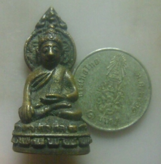 **เบาๆ**พระชัยวัฒน์ เนื้อโลหะผสม เก่าๆ ไม่ทราบที่**สวยๆ เชิญชมครับ