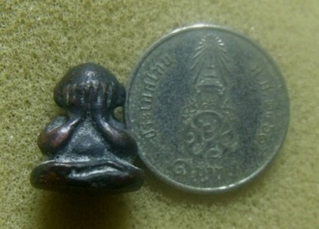 **เบาๆ**พระปิดตามหาลาภ หล่อลอยองค์ หลังยันต์ เนื้อทองแดง เก่าๆ ไม่ทราบที่**สวยๆ เนื้อจัด เชิญชมครับ