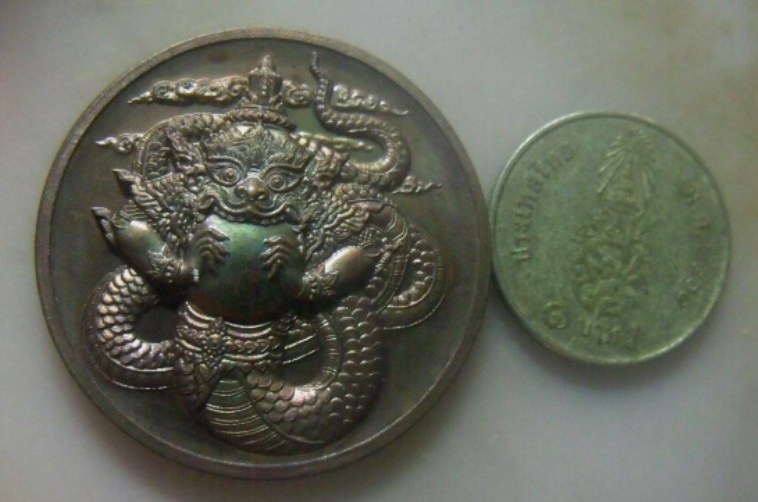 **เบาๆ**เหรียญพญาราหูศรีมหาราชองค์อัมรินทร์ รุ่นเทพพิทักษ์ประทานทรัพย์ วัดคอหงษ์ ปี๒๕๕๗**ตอกโค้ด สวย