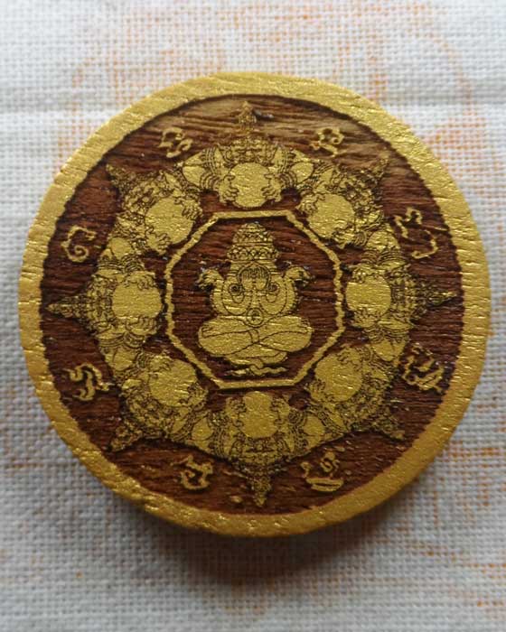 พระไม้แกะสลักด้วยเลเซอร์ พ่อท่านอิ่ม ปัญญาวุโธ วัดทุ่งนาใหม่ จ.นครศรีธรรมราช 