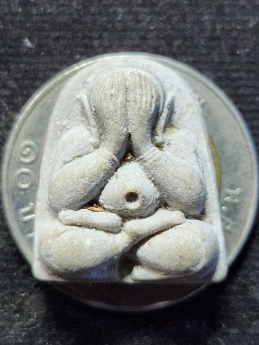 วัดเนินตามาก ชลบุรี  พระปิดตาหลังยันต์ใบพัด (ยันต์นะเข้าข้อ) ของ หลวงพ่อม่น (พระครูสาธิตพัฒนาภรณ์) 