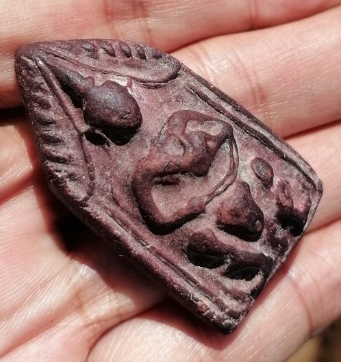 ขุนแผนขี่โหงพราย​ หลวงพ่อกวย​ วัดโฆษิตาราม​ เนื้อดินผสมว่าน​ ยุคต้น​ เคาะเดียว     