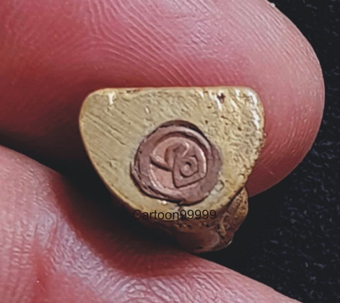 รูปหล่อกริ่งเล็ก หลวงปู่ปัญญา วัดหนองผักหนาม ชลบุรีครับ