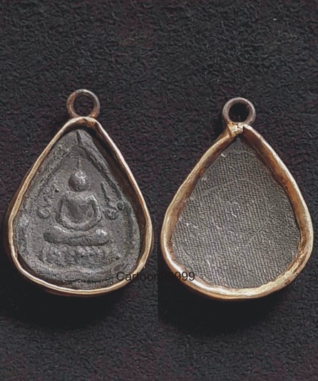 พระกลีบบัว เนื้อชิน ข้างอุ เลี่ยมเก่าครับ