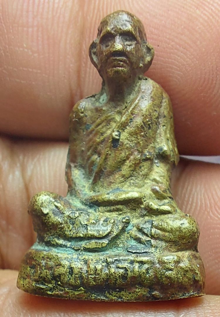 รูปหล่อหลวงพ่อเคลือบวัดหนองกระดี่ จ.อุทัยธานี