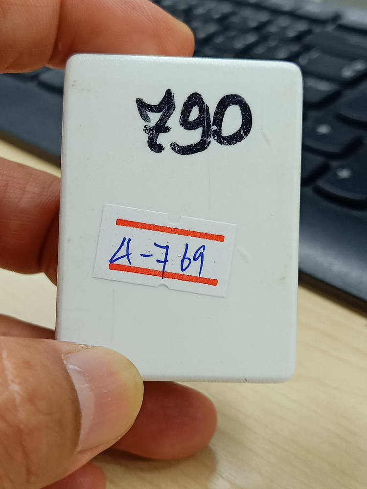 4-769 พระผงขุนแผน หลวงปู่สิน วัดละหารใหญ่ พิมพ์เล็ก บรอนด์ทอง กล่องเดิม