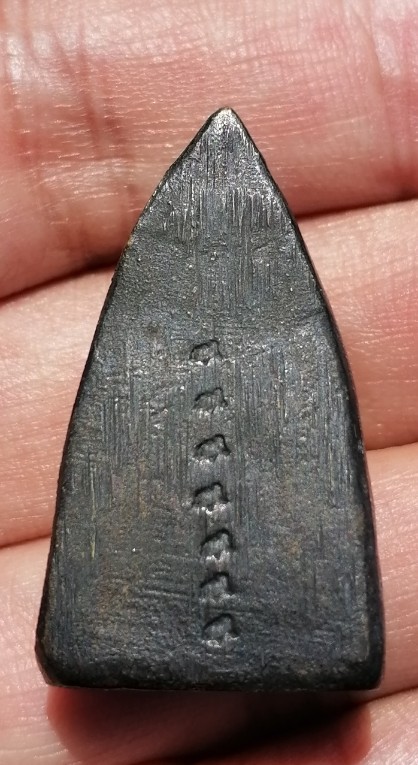 หลวงปู่ทวดพิมพ์หลังเตารีด ปี 05 วัดคอกหมู โค๊ดหมู 7 ตัว พิธีเดียวกับวัดช้างให้ ปี 05 เคาะเดียว  