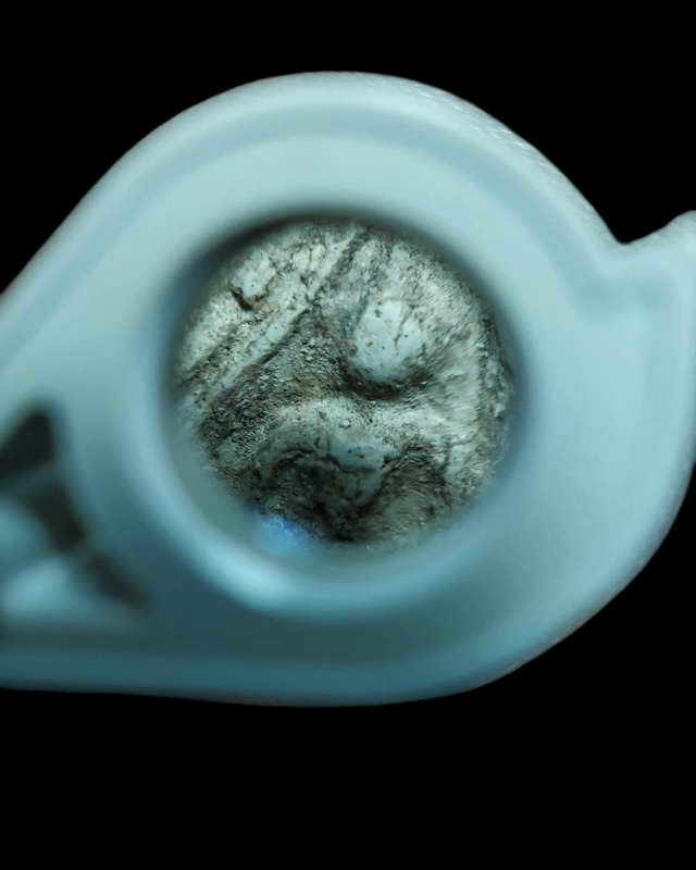 พระสามเหลี่ยมเนื้อผงหนึกนุ่มมีคราบกรุเก่าๆไม่ทราบที่ 900