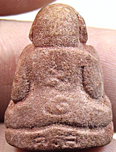 พระปิดตาลอยองค์ เนื้อผง