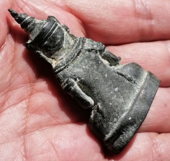 งั่งตาโปน​ นิ้วกระดกซ้าย​ เกศตรง​ เนื้อสำริดเก่าๆ​ ไม่ทราบแหล่งที่มา เคาะเดียว    