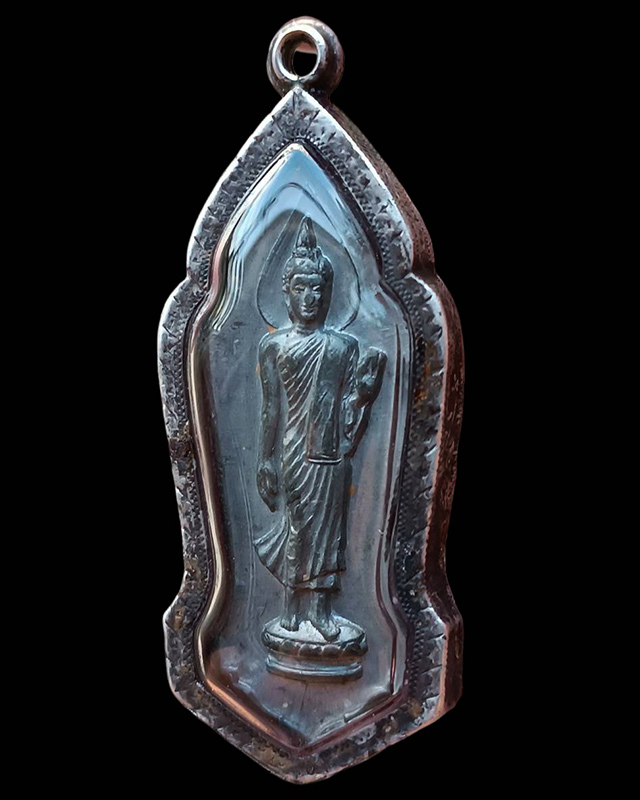 พระลีลา 25 พุทธศตวรรษ เนื้อชิน มีเข็ม หลังเรียบนิยม ผิวกระจก เลี่ยมเงิน