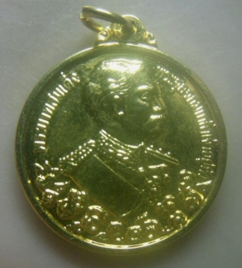 **เบา​ๆ​**เหรียญพระบาทสมเด็จพระจุลจอมเกล้าเจ้าอยู่หัว (รัชกาลที่ ๕) หลังพระพุทธโสธร**กะไหล่ทอง สวยๆ2