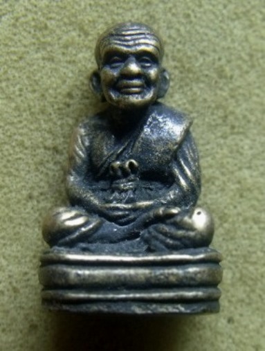 **เบาๆ**รูปหล่อหลวงปู่ทวด วัดช้างให้ เนื้อทองผสม เก่า ไม่ทราบที่**สวยๆ เชิญชมครับ