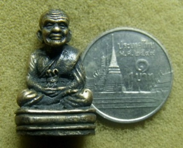 **เบาๆ**รูปหล่อหลวงปู่ทวด วัดช้างให้ เนื้อทองผสม เก่า ไม่ทราบที่**สวยๆ เชิญชมครับ