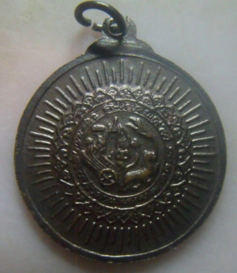 **เบาๆ**เหรียญหลวงพ่อคูณ วัดบ้านไร่ รุ่นไพรีพินาศ จ.นครราชสีมา ปี ๒๕๓๘**สวยๆ 