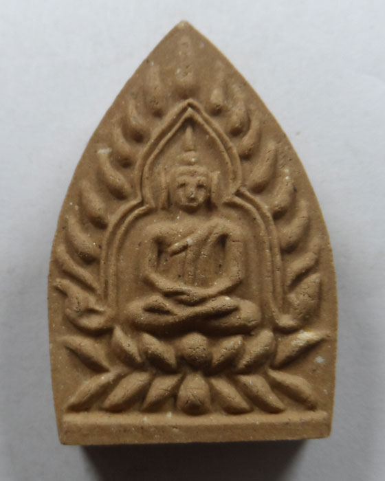 พระผงเจ้าสัวหลังรูปเหมือน (รุ่นแรก) หลวงปู่เฮง ปภาโส วัดบ้านด่านช่อม จ.สุรินทร์ รุ่นเศรษฐีพันล้าน