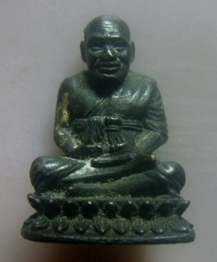 **เบา​ๆ​**รูปหล่ออุดกริ่งบัวรอบ หลวงปู่ทวด เนื้อทองผสม เก่าๆ**สวยๆ เชิญชมครับ